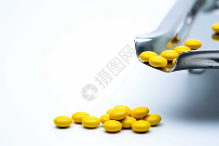 药品防锈的不钢药托盘上的黄圆糖涂层片的宏图集其中一些是白底粉末宽慰图片