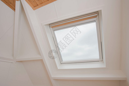家住宅的天窗室内拍摄的现代设计住宅的新天窗室内拍摄的现代设计活桁架图片