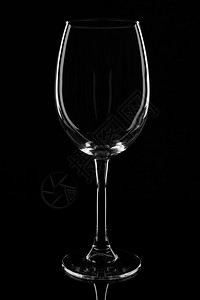 瓶子黑色背景上隔离的空透明酒杯黑色背景上隔离的空透明酒杯嘲笑液体图片