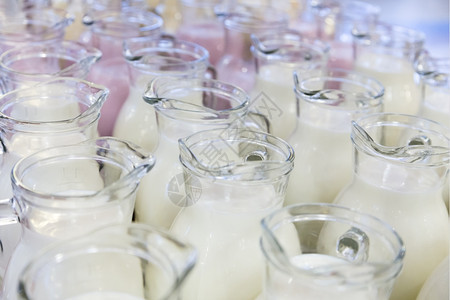 饮料许多装牛奶和酸的玻璃罐子早餐清除颜色图片