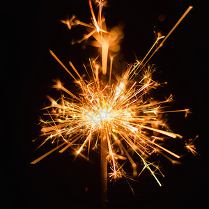 冬天黑色的手Sparkler背景圣诞节和新年的火花日背景图片