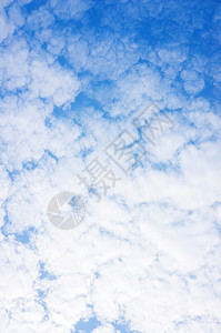 天蓝色清除空中的白云景图片