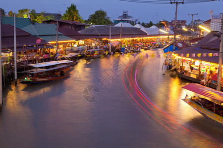 夜间浮动市场热带泰国商人图片