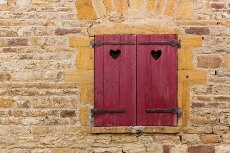 葡萄酒墙法国BeaujolaisOingt村带有红色百叶窗的户外部图片