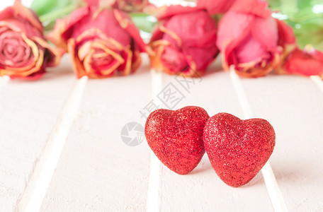 装饰风格墙纸艺术复制空间2红和白木的玫瑰背景布满白木的爱与情人节日概念背景图片