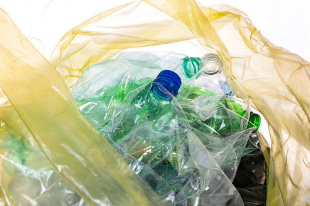 准备好浪费产品环境保护概念空塑料废物准备在垃圾袋中回收利用废塑料物图片