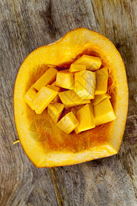 进入正方形成熟瓜分平方块厨房桌上的熟橙南瓜菜来自生蔬花红南瓜背景图片