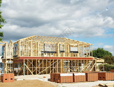 门木头建新住宅筑房屋以蓝天为基准改造图片