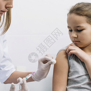 宫颈疫苗人类关闭女医生的合处给注射病人手臂医师女背景
