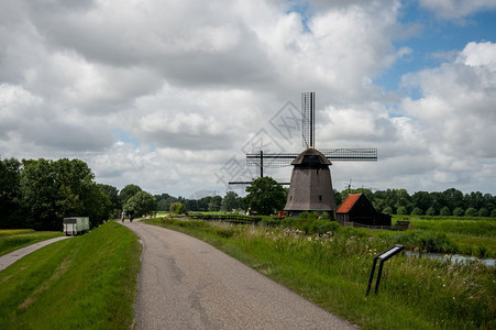 地标水历史荷兰风车夏天有阴云的空图片