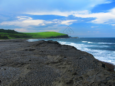 高度支撑边缘绿草和蓝海悬崖蓝海和天景观图片