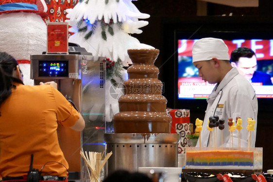 菜单北2018年月日中餐厅甜点区工人为顾客准备食物的特写中餐厅甜点区工人为顾客准备食物的特写寿司健康图片