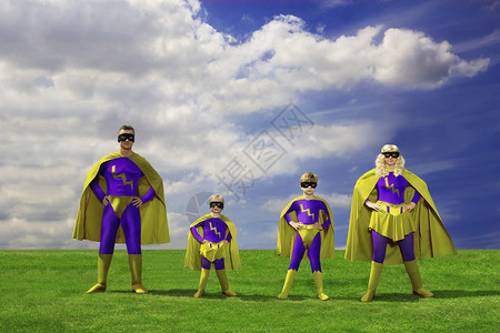 一个打扮成超级英雄的家庭为人父母孩子图片