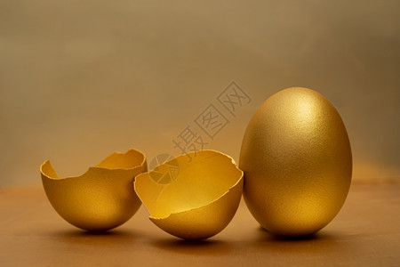 金蛋碎片叶子金蛋和半折碎在金本底有黄蛋平坦的反射背景