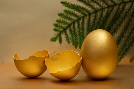 金蛋碎片金蛋和半折碎在金本底有黄蛋美丽的庆典背景