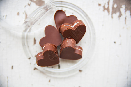 甜的天盘子上心形巧克力糖盘子上的心形巧克力糖卡路里图片