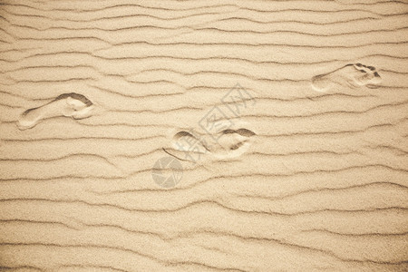 浅沙质料背景上的黑色彩条纹暑假海上日概念夏海上日概念颜色条纹晴天海浪经过背景图片