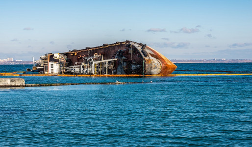 破坏水油船乌克兰奥德萨Odessa120419在乌克兰敖德萨Odessa海岸外一艘小型油轮DELFI残骸图片