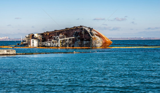 破坏水油船乌克兰奥德萨Odessa120419在乌克兰敖德萨Odessa海岸外一艘小型油轮DELFI残骸图片