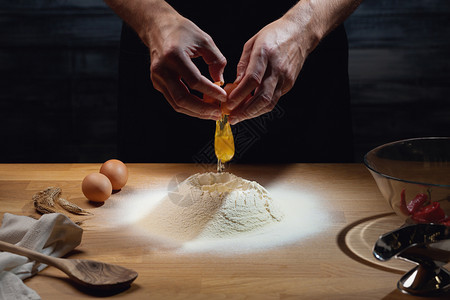 用面粉打鸡蛋低键镜头亲近手桌上的一些成分在桌子上做一些配料比萨拉普捷夫食谱图片