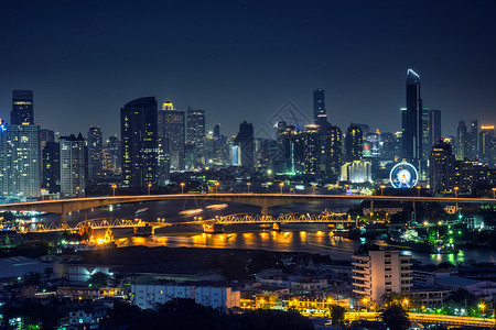 辉光天空市中心曼谷的泰陆市风景在夜晚河边许多塔楼图片