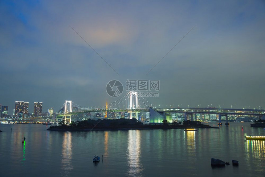 在日本河上奥代巴桥的彩虹天光下风景台场日落图片