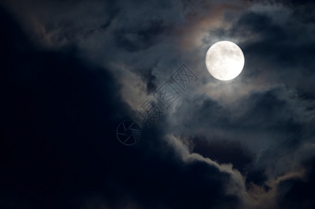 午夜空满月和暗云超过天文学图片