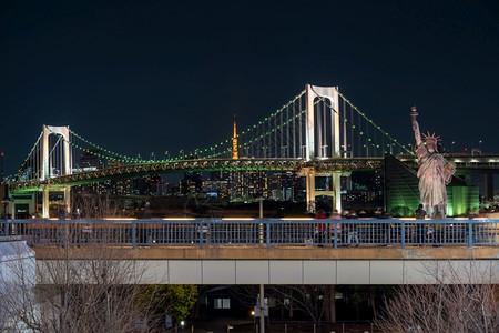 旅游夜间自由神像和彩虹桥位于日本东京Odaiba奥运会亚洲人图片