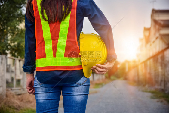 黄色的白维持户外工作站的女程师拥有硬干安全设施的女工程师业的图片