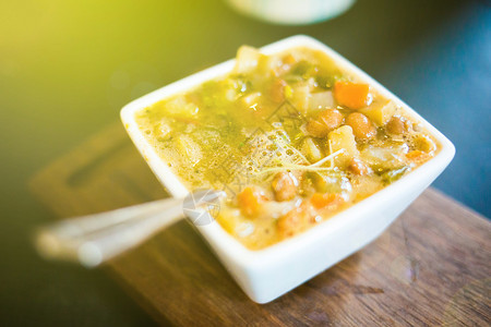 桌子健康素食汤碗紧闭木板健康素食汤盘紧闭番茄新鲜的图片
