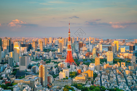 东京天际与塔的天际线交通发光的日落图片