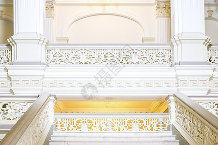 结构体泽林古典博物馆内有浅彩色雪松和楼梯的室内空背景图片