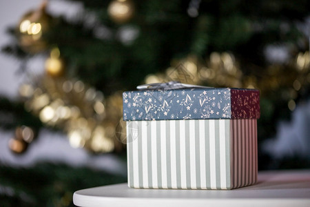 闪亮的白色圣诞礼物红箱盒装饰图片