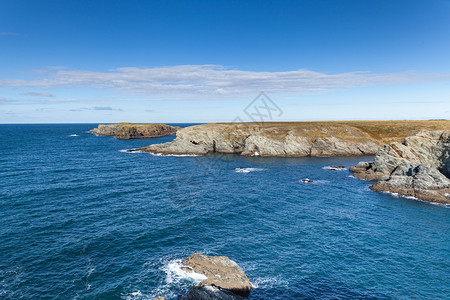 太阳法国著名的BelleIleenMer岛的海洋中岩石和悬崖结美女图片
