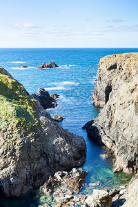 支撑天空美丽的法国著名BelleIleenMer岛的海洋中岩石和悬崖图片