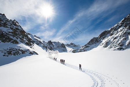 雪山登山团队图片