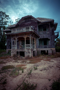 日落时被遗弃的旧木屋橙恐怖鬼图片