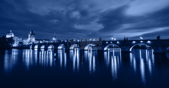 晚上水查理大桥和伏尔塔瓦河的美丽夜景布拉格捷克查理大桥伏尔塔瓦河的夜景灯时尚旗帜以经典蓝色调20年的颜色捷克布拉格查理大桥和伏尔图片