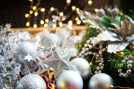 季节桌子棕色的圣诞背景冷杉树枝圣诞装饰球果红银珠圣诞背景冷杉树枝红珠图片
