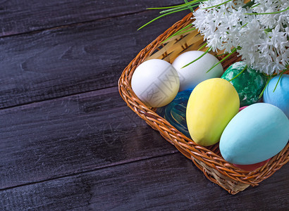 快乐的花朵带复活节鸡蛋的篮子和深木本底花束庆典图片