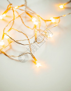 辉光发的白色假日背景金圣诞节灯光冬天图片