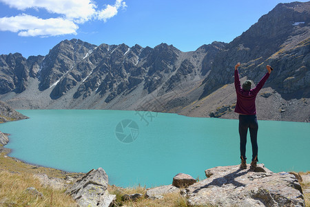 旅游吉尔斯坦卡拉科尔天山特斯基阿拉图美丽的湖阿拉库尔附近的女孩爱白天图片