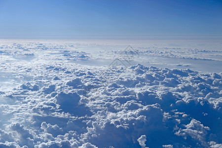 蓝色的天上际线云飞行机窗外的白云美妙全景飞过白云下面的美丽天堂全景图片