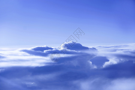 高的精彩天上飞越云层机窗外的白云美景飞过下的美丽天堂全景图片