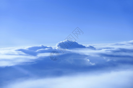 风景优美航班自然飞越云层机窗外的白云美景飞过下的美丽天堂全景图片