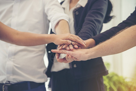 具有成功伙伴关系的多样化人群体和取得成功的伙伴关系一拳握手在办公室中显示力量和统一团队在伙伴合作概念中表现出企业团队合作信任协议图片