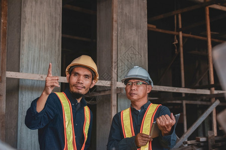 领班2名工程在建筑地作建筑程检查员2人结构体起重机图片