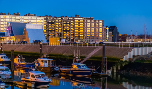 一种建造场景Blankenberge的码头夜间点亮比利时一个受欢迎的城镇建筑和市景象图片