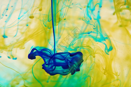 流动水抽象纹理中的丙烯墨绘画烟图片