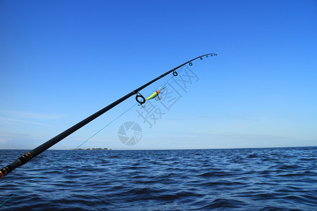 深潜者圣彼得堡曲柄钓捕船上掠食鱼的诱饵与蓝海和天空对冲图片